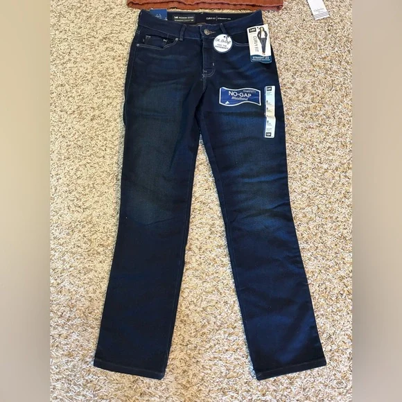 Women’s sweater & Lee curved fit jeans - Picture 4 of 5